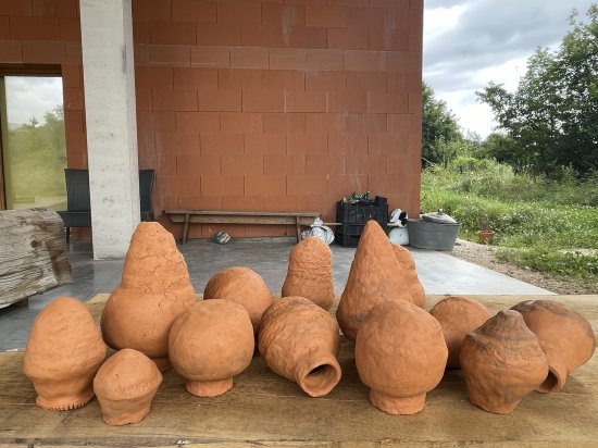Image Les jarres d'irrigation poreuses prêtes à l'emploi au Jardin des Moraines !