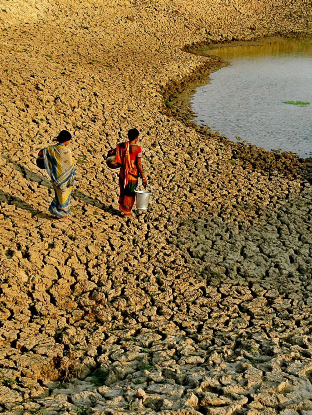 Women_Fetch_Water_Dryland